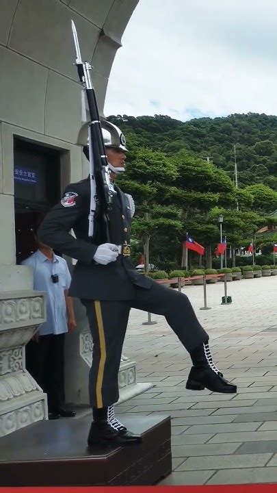 禮兵跺槍的意思|三軍儀隊成立逾66年，中正紀念堂銅像大廳最後訓練展示，44年。